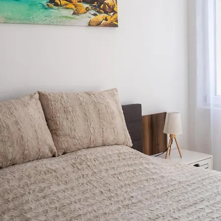 Apartment Soleil Bleu Beachfront Getaway - Beachfront With Sea View - Airport Meet & Greet - Free Parking - *